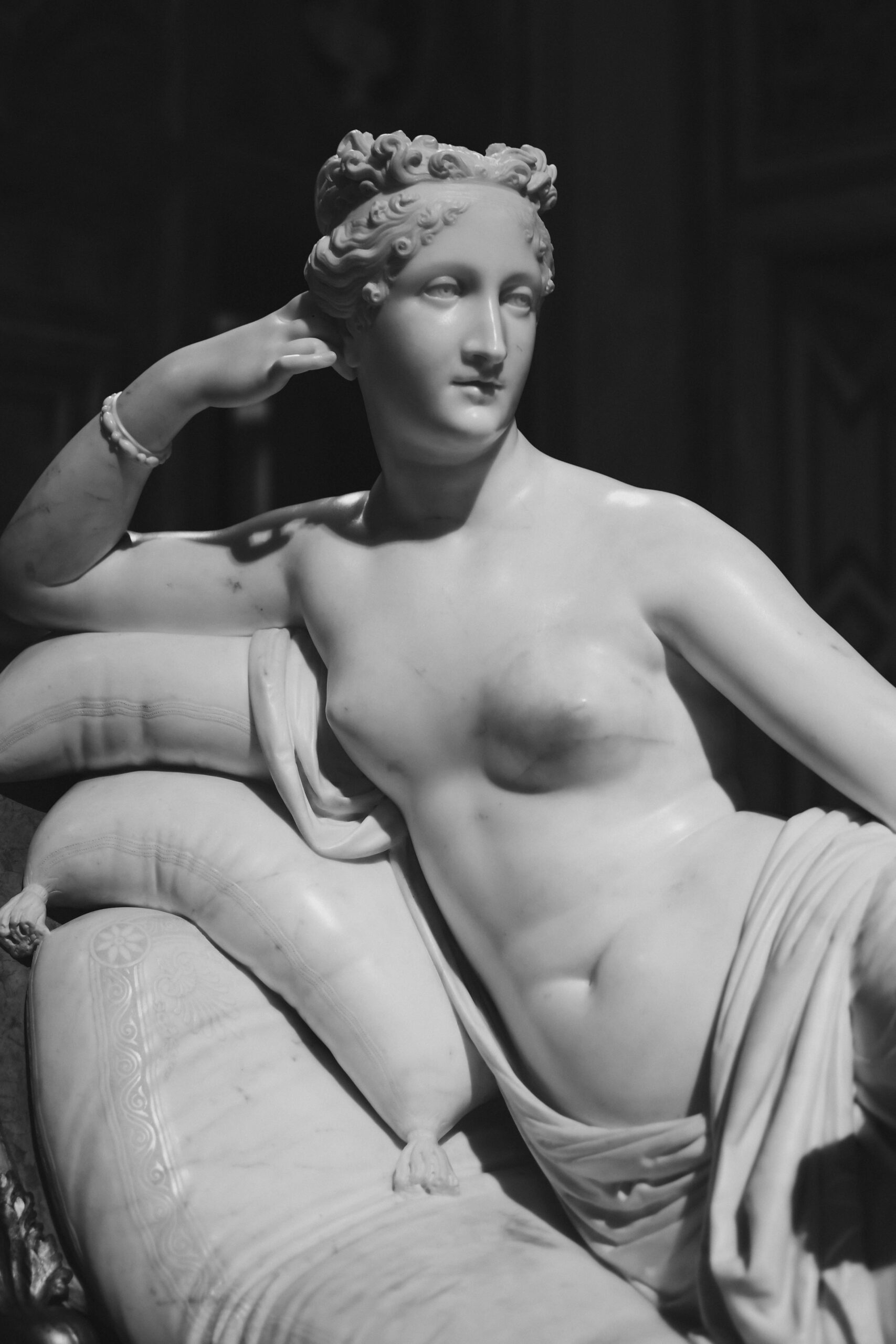 statue woman body 